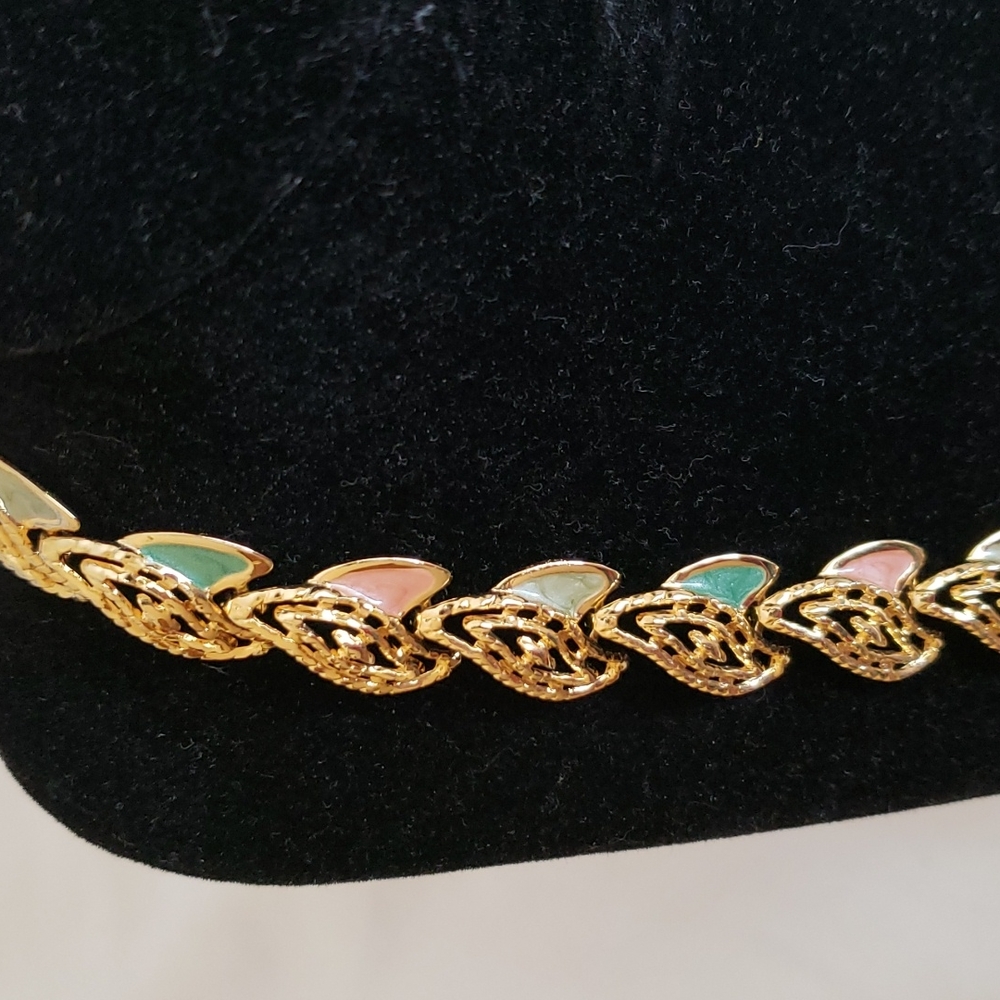 Pretty Vintage Necklace - Picture 4 of 8